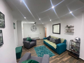 Good priced 6 Bedroom Family Home in quiet residential area with FREE Parking,No parties allowed- Windsor